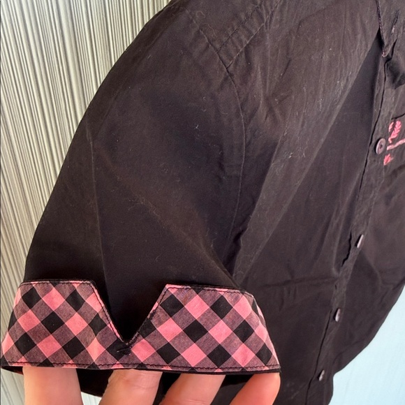 Rare Retro Y2K Amy Winehouse by Fred Perry Black Shirt w/ Pink Checker Accents - Picture 6 of 12